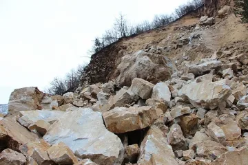 Село на бунт заради неукрепен път