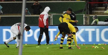 Фенове протестират с топки за тенис