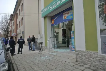 Вандали стреляха по аптека в Хасково