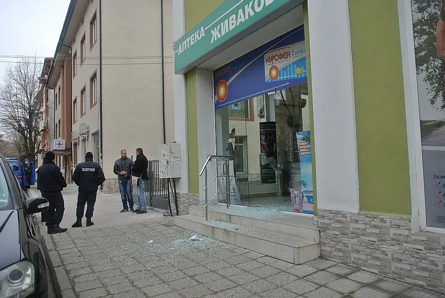 Вандали стреляха по аптека в Хасково