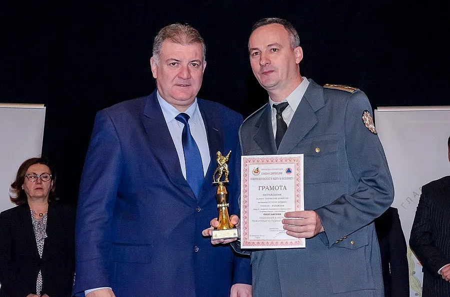 Наградиха началника на районната пожарна служба в Ардино