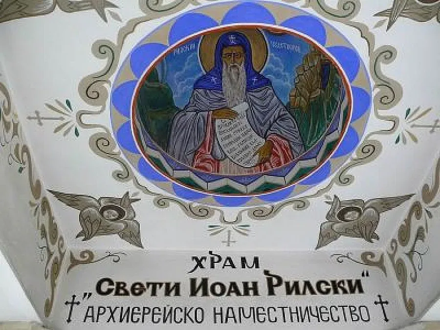 Мюсюлманин спасява стенописи в храм