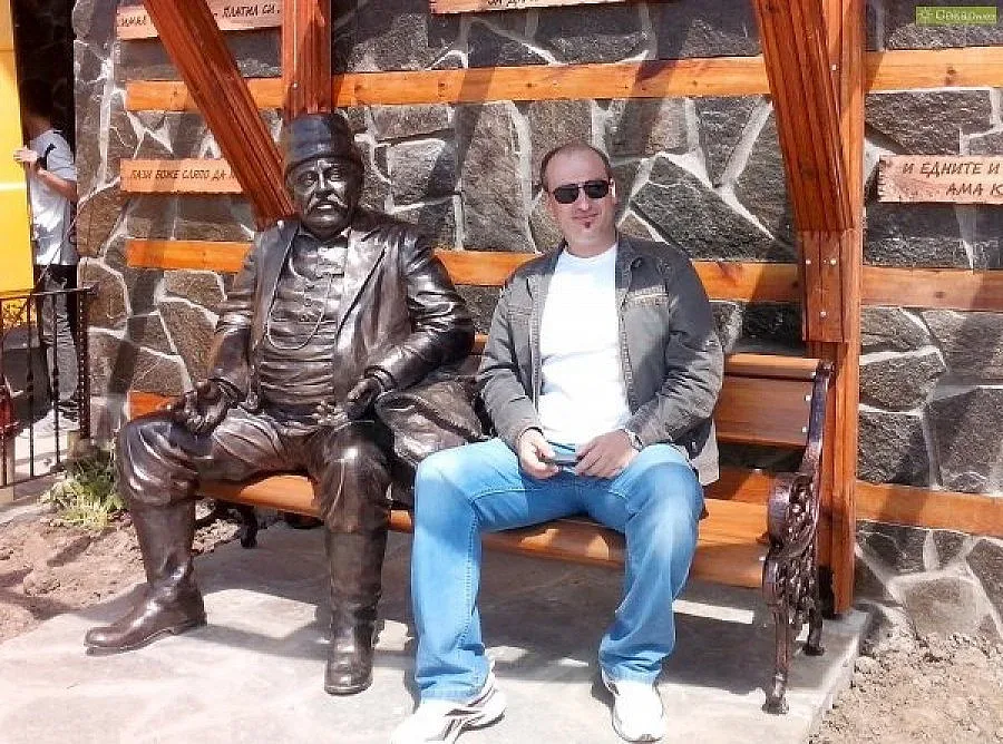 Алеко се усмихва до Бай Ганьо