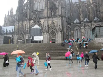 Бежанците дърпат  Меркел към  дъното