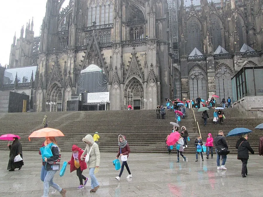 Бежанците дърпат  Меркел към  дъното