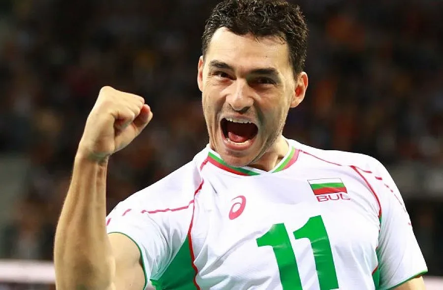 Владо Николов поема младежите