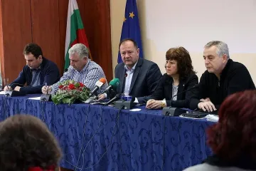 Миков праща предконгресно депутатите при хората