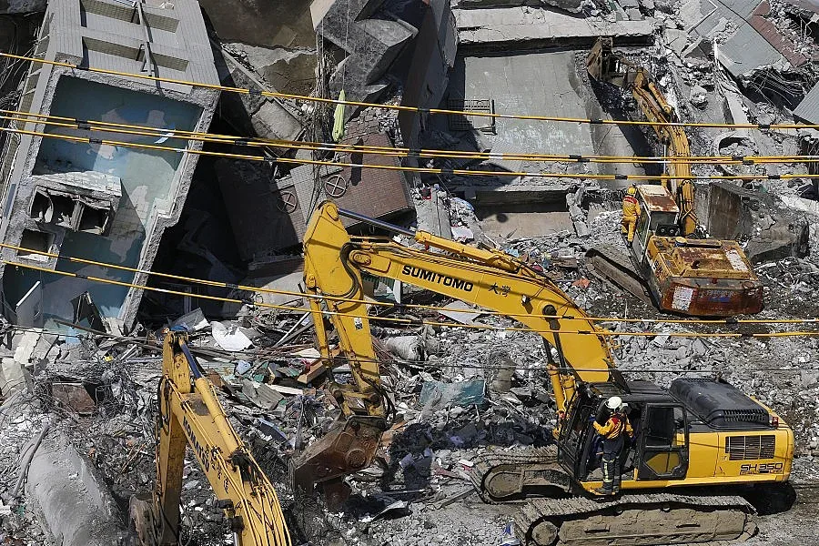Арестуваха строителя на падналата сграда в Тайван