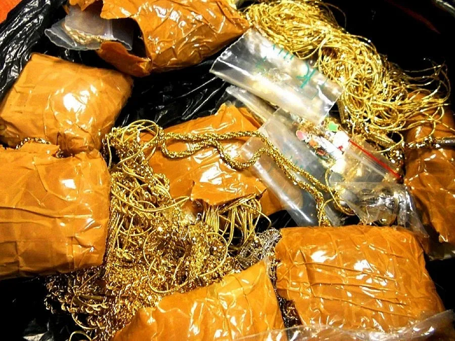 Българки скриха над 1,5 кг злато в сутиените си