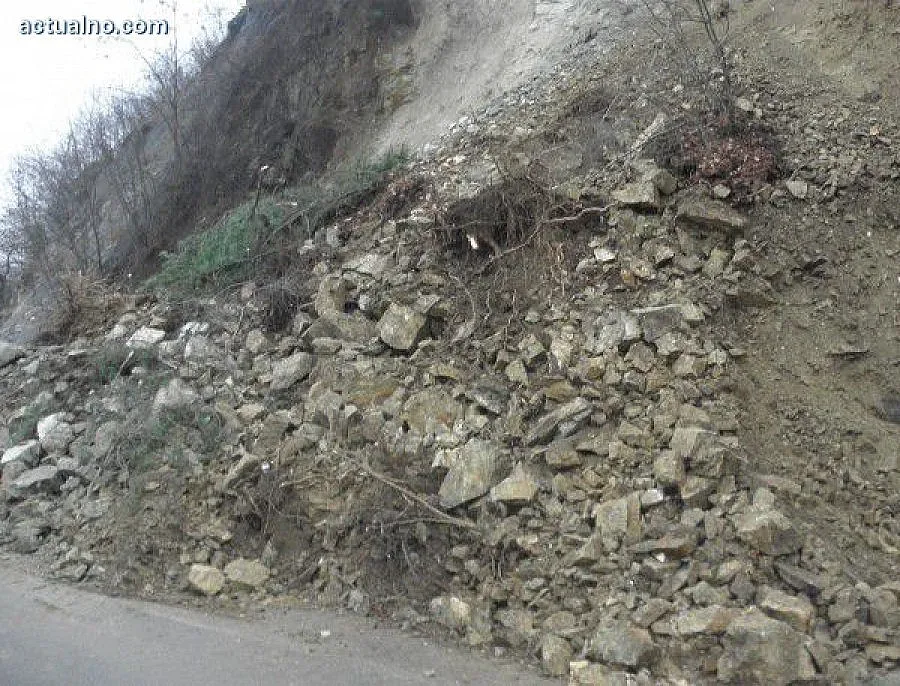 Свлачище падна на пътя Симитли - Гоце Делчев