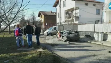 Джип падна върху паркирана кола 