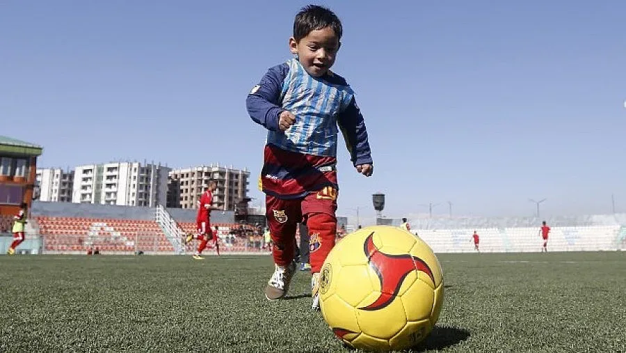 Детето, което трогна целия футболен свят