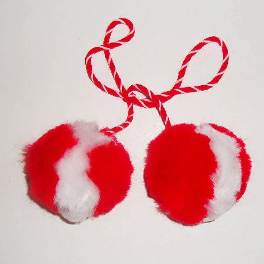 Търговци на мартеници броят по 4 лв. на квадрат