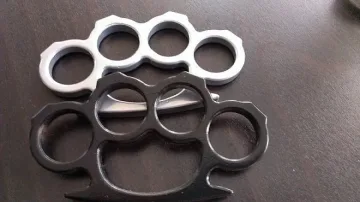 Търговци: Все повече хора купуват хладни оръжия