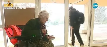 Добри хора помогнаха на мъжа, оставил майка си на чиновници