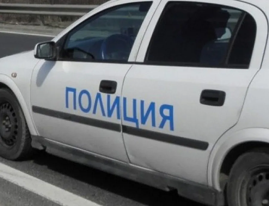 Юнак потроши кметски салон