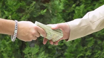 Бизнесмен плаща 15 000 лв. за нанесен побой