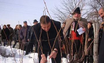 Кмет зарязва в лозарско село