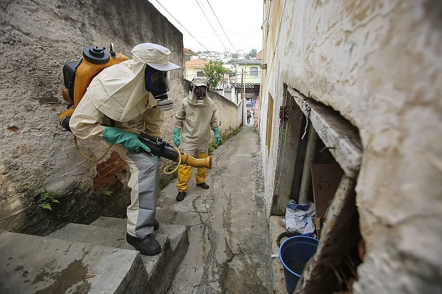 "Зика" заразява и чрез урина и слюнка