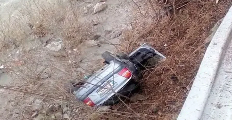 СНИМКИ: Кола падна в Струма след каскада с бус