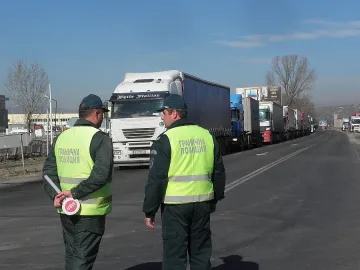 Автомобили и автобуси преминават свободно границата с Гърция