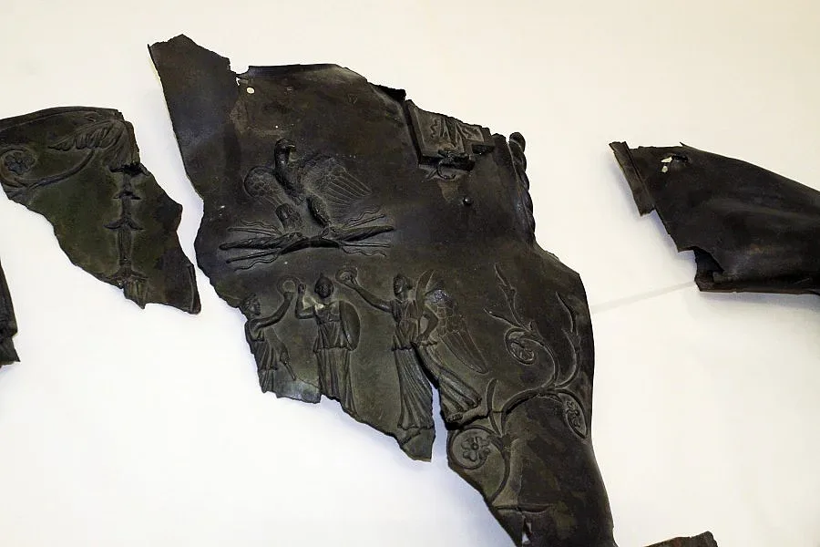 Статуя на император Траян чака спонсори