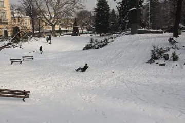 Студ и сняг в петък