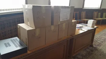 Марешки внесе подписката за референдум в НС