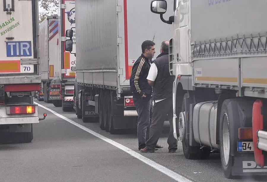 Хаос на Кулата: 12 км опашка и блокирани граници