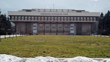 Деца и баби преписват  Паисий и Славейков