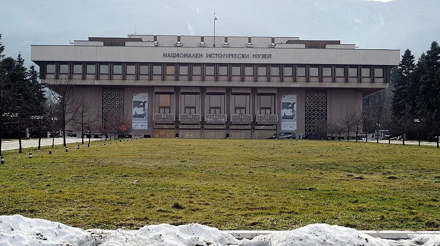 Деца и баби преписват Паисий и Славейков