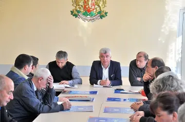 Кметове обсъждаха бездомните кучета в Момчилград