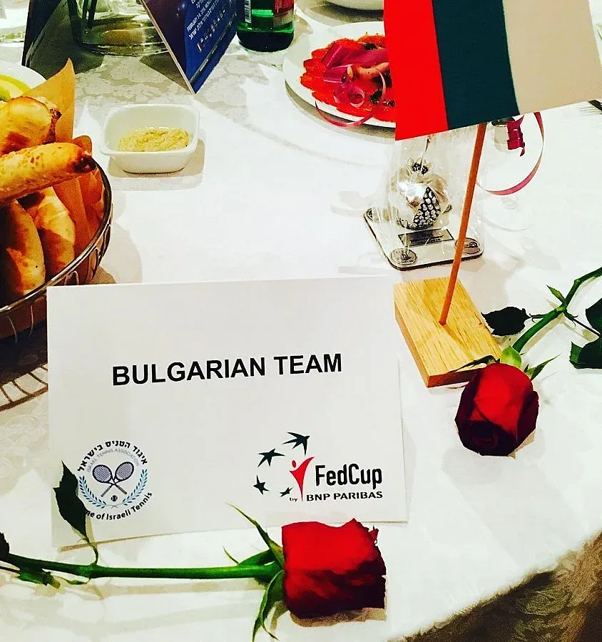 Шампанско и семки за тенисистите в София