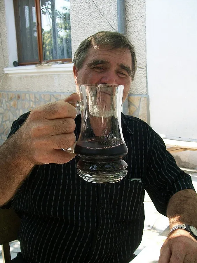 Свещеник черпи с керацуда боговете на виното