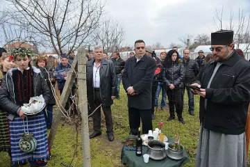 Свещеник чете молитви от таблет на Трифон Зарезан