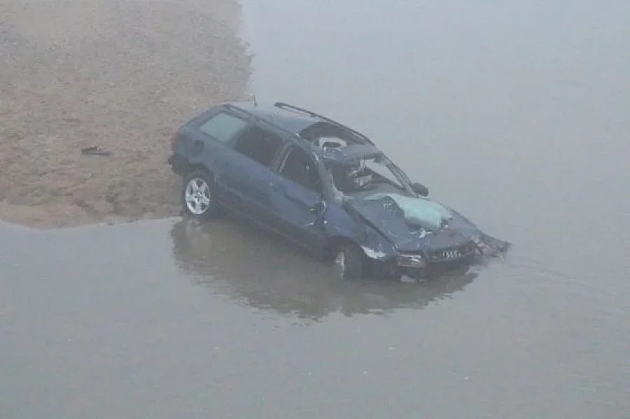 Кола с младежи  падна в Тунджа (ОБЗОР)