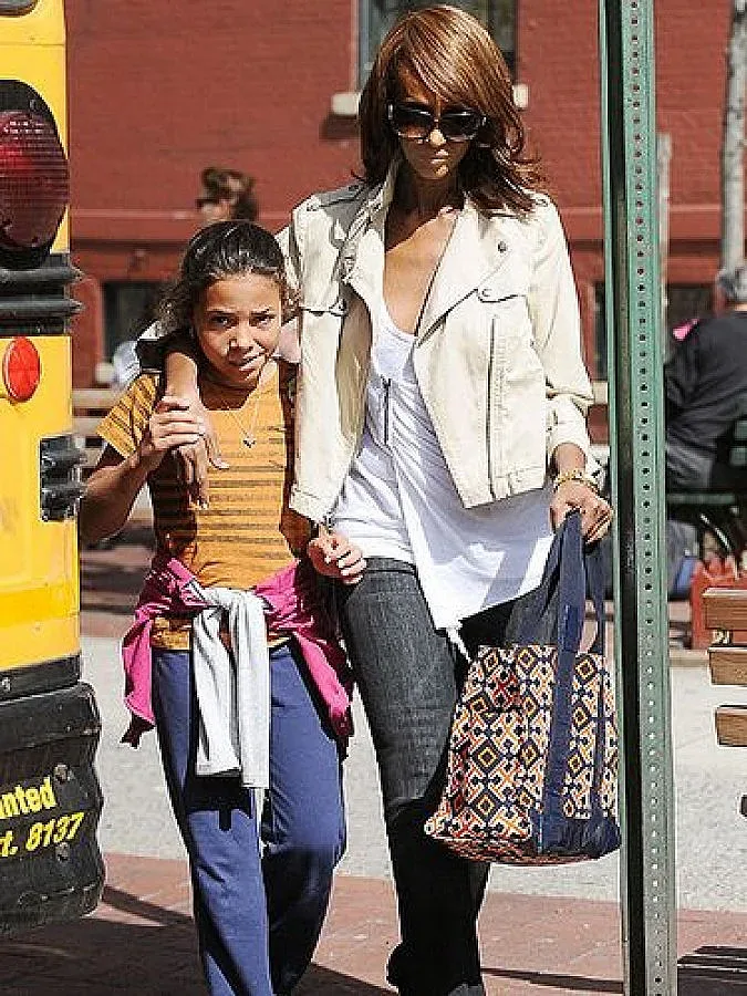 Разпръсват праха на Дейвид Боуи над Бали