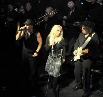 "Дърти пърчис" с албум за ЧРД