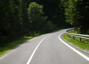 Половин път води до село с над 700 жители