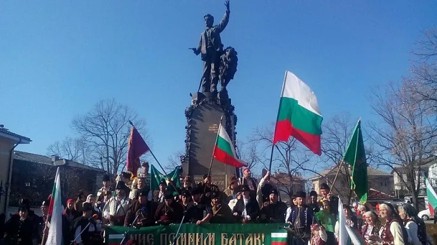 Карлово на протест: Ние помним Баташкото клане. А вие?