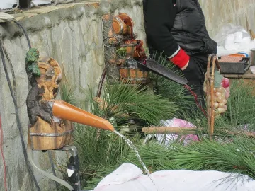 Десетки мераклии носят вино за конкурс