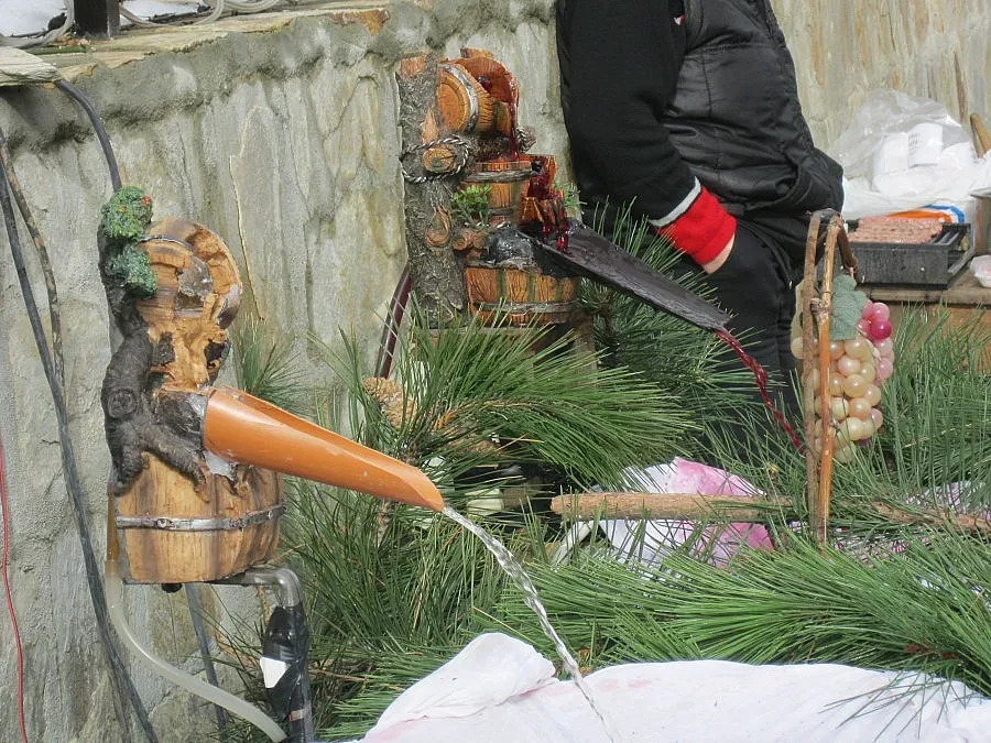 Десетки мераклии носят вино за конкурс