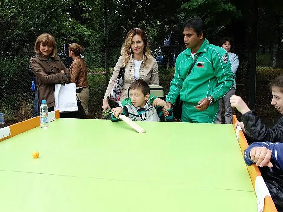 Саиф лекува с крикет на маса