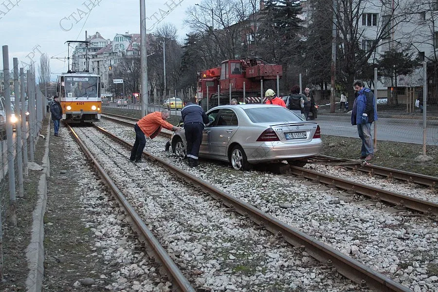 Дама с Мерцедес стана трамвай, блокира МОЛ "Сердика"