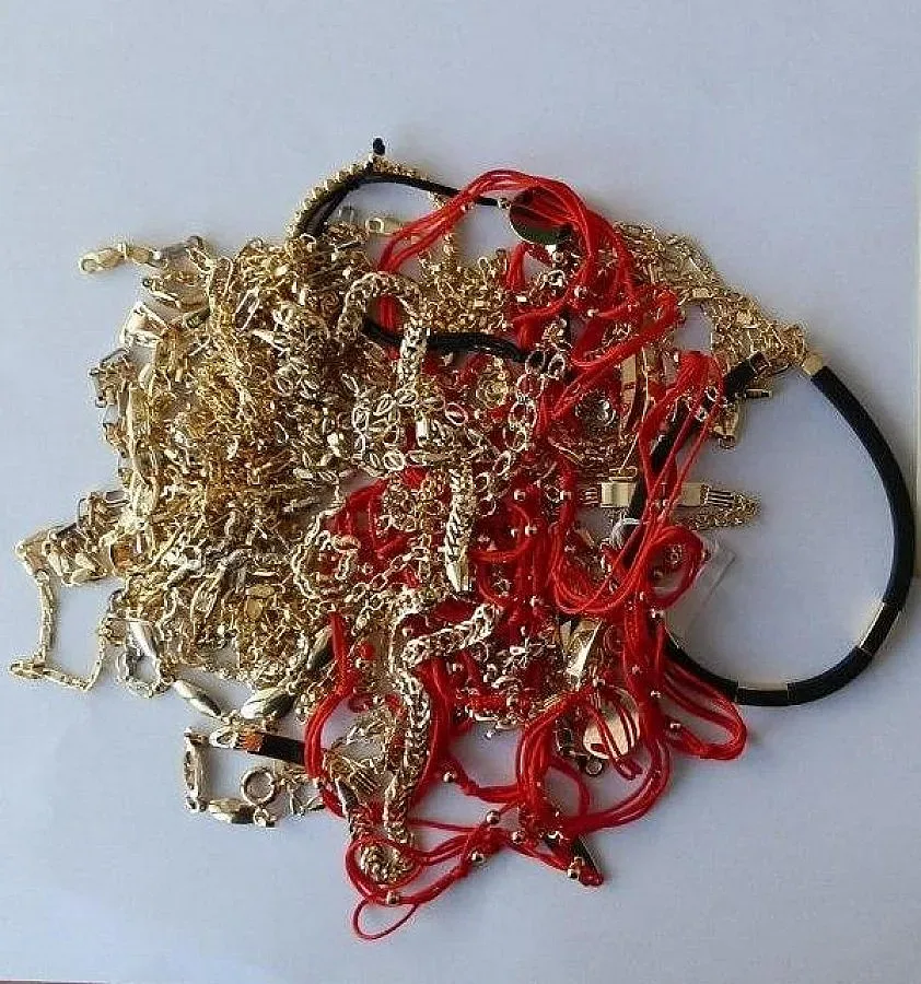 Румънка накичена като коледна елха пробва да скрие злато за 70 бона