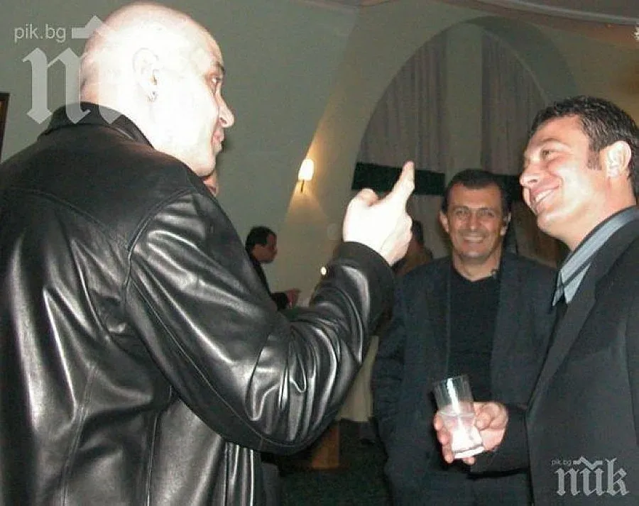 20 карамфила с цинично писмо от Слави за ПИК