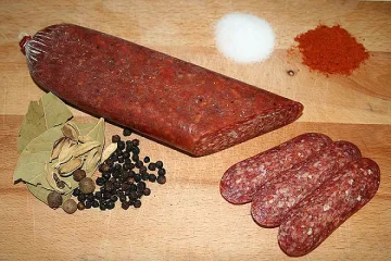 Непълнолетни хранили  бебетата си с луканки