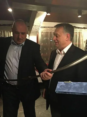 Орбан подари сабя на Борисов