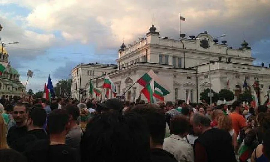 Едва 200 протестираха пред парламента
