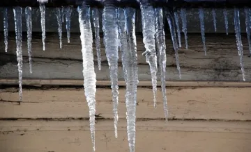 Леден къс падна върху жена, счупи й носа